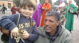 Gira con mi hijo Olmo-Plaza Jemaa el-Fna de Marrakesh