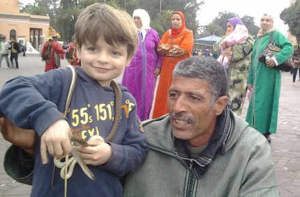 Gira con mi hijo Olmo-Plaza Jemaa el-Fna de Marrakesh
