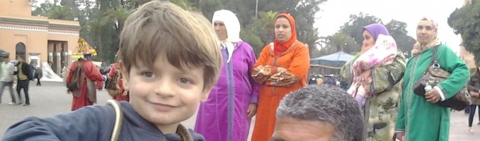 Gira con mi hijo Olmo-Plaza Jemaa el-Fna de Marrakesh